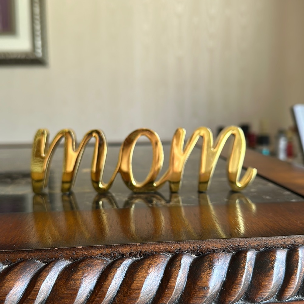 Goldtone heavyweight Mom plaque